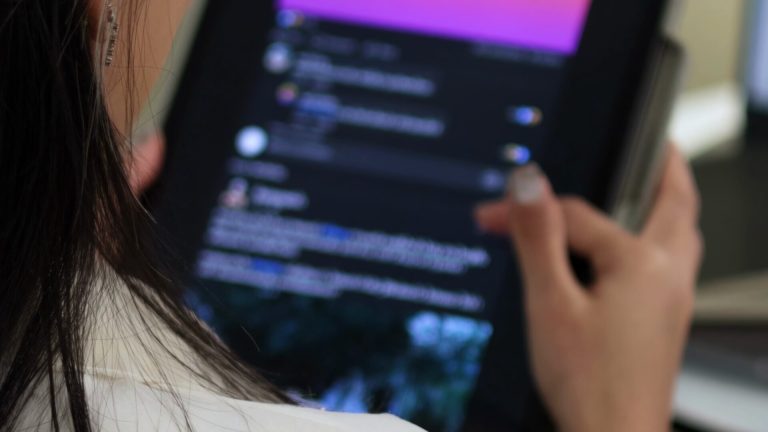 AI: Το ChatGPT “σαρώνει” με 5,3 δισ. επισκέψεις
