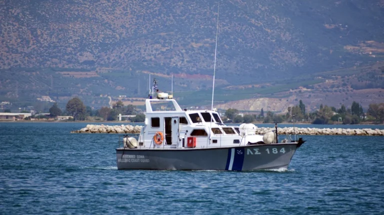 Ιστιοφόρο παρασύρθηκε από τους ισχυρούς ανέμους στον όρμο Λακκίου