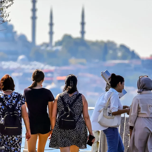 Bloomberg: Tέλος οι φθηνές διακοπές στην Τουρκία, πρώτοι την «εγκαταλείπουν» οι Βρετανοί τουρίστες