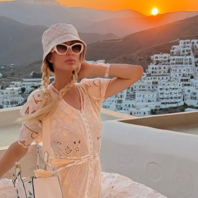 Η Πάρις Χίλτον δημοσίευσε βίντεο και φωτογραφίες από την Αστυπάλαια και τη Σαντορίνη: Το καλοκαίρι μας στα καλύτερά του στην Ελλάδα