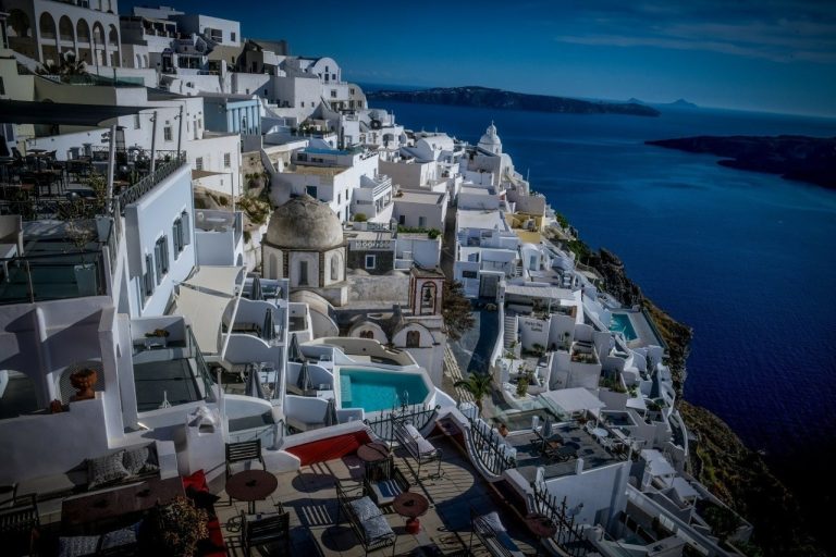 Έκοψαν ταχύτητα οι δαπάνες των τουριστών τον Ιούνιο: Πτώση κατά 6% για τους ξένους, στα 668 ευρώ