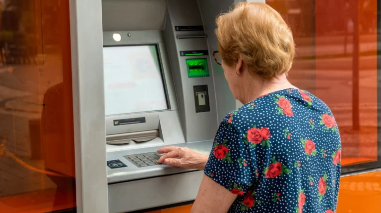 Στο τραπέζι αύξηση έως 446 ευρώ στους συνταξιούχους, τι εξετάζεται για τη ΔΕΘ