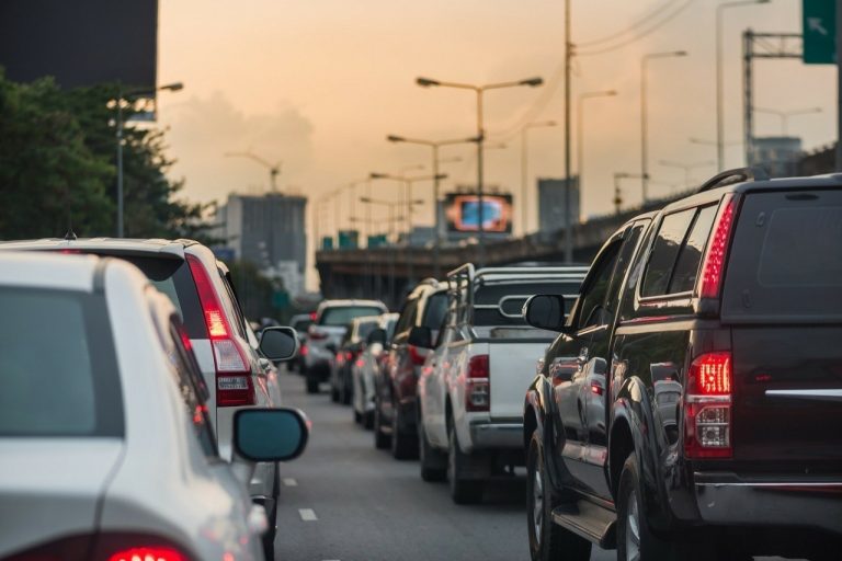 Έρευνα: Πώς η αλλαγή στην ώρα έναρξης για τα σχολεία μπορεί να μειώσει το πρωινό μποτιλιάρισμα