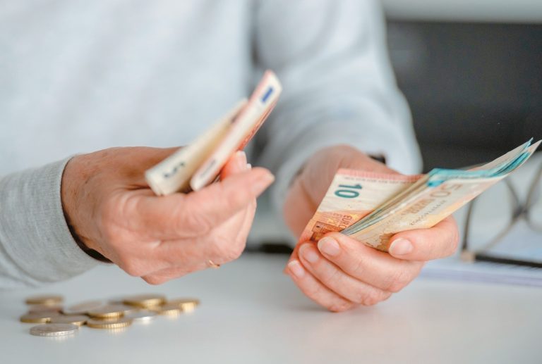 Διπλή επιστροφή ενοικίου έως 1.600 ευρώ για εκπαιδευτικούς και υγειονομικούς