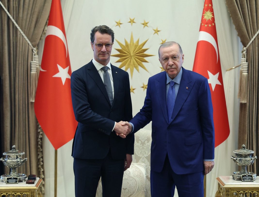 Γιατί ο υποψήφιος διάδοχος του Μερτς στην καγκελαρία επισκέφθηκε τον Ερντογάν
