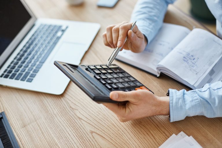Εφορία: Πώς μειώνονται έως 50% τα πρόστιμα, τα τέσσερα στάδια