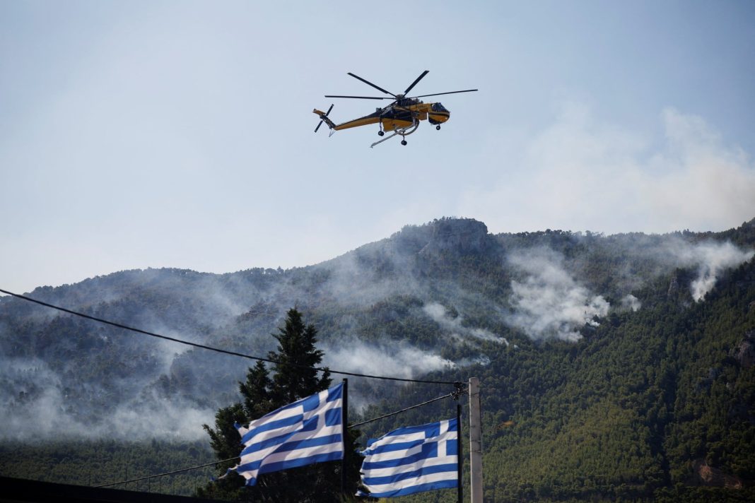 Οριοθετήθηκε η πυρκαγιά στις Λεύκες της Πάρου