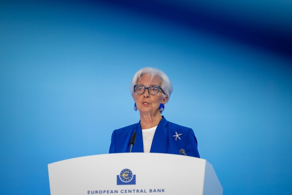 Ένας «κουβάς νερό» δεν σβήνει τη φωτιά