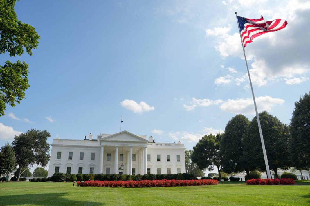 Πρώτη νίκη για POLITICO, CNN και MS NOW  – Δικαστικό «μπλόκο» στην απόφαση για τον αποκλεισμό των μέσων από τον Λευκό Οίκο