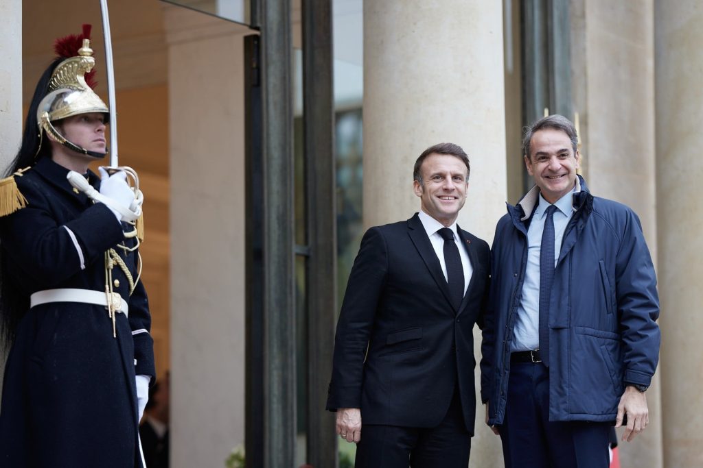 Συνάντηση Μητσοτάκη – Μακρόν αύριο στο Παρίσι