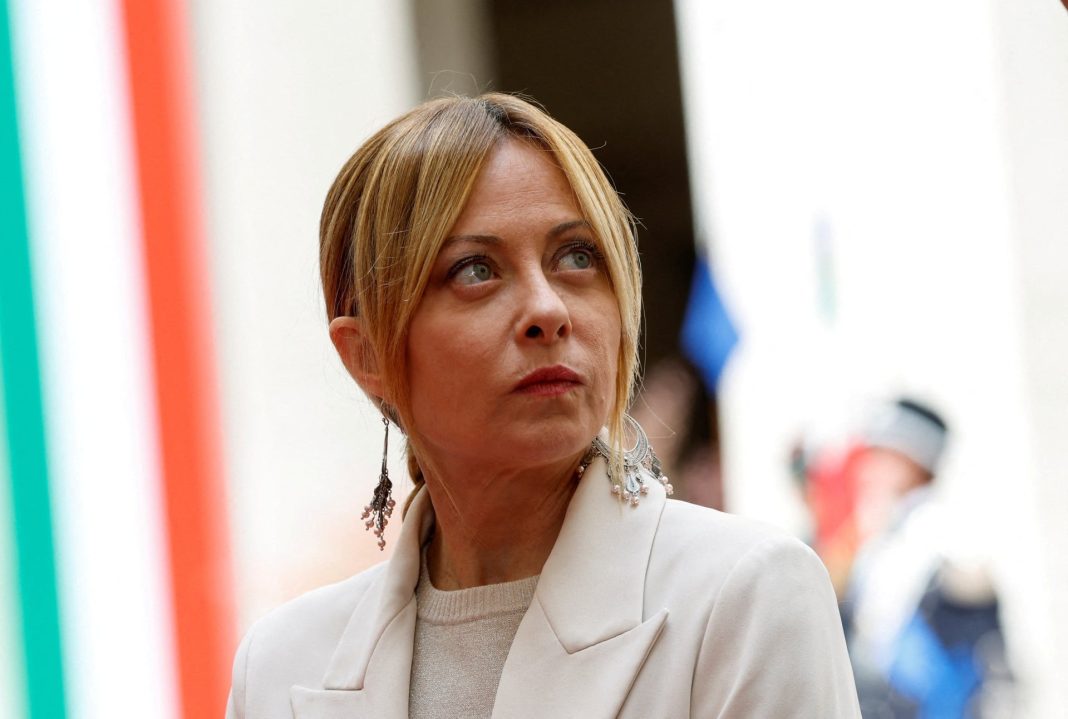 Επικυρώθηκε από την κυβέρνηση Μελόνι το «πλαφόν» στον αριθμό ξένων μαθητών και η απαγόρευση της μπούρκας στα σχολεία