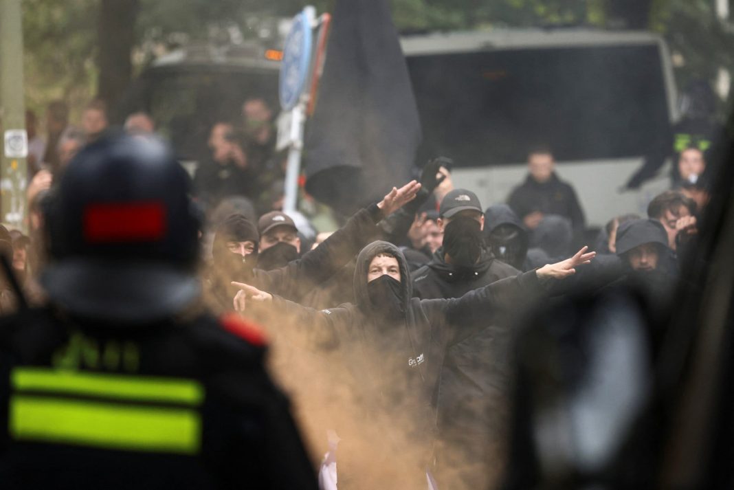 Ολλανδία: Συγκρούσεις μεταξύ αστυνομίας και ακροδεξιών στη Χάγη σε βίαια επεισόδια σε διαδήλωση (Φωτό)