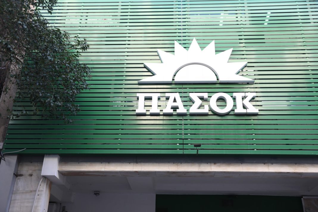 ΠΑΣΟΚ προς Μαρινάκη: Ο πνιγμένος από τα μαλλιά του πιάνεται – Αξιοποιεί άστοχες προσωπικές απόψεις για να σκεπάσει την κρυφή αντικοινωνική ατζέντα της κυβέρνησης