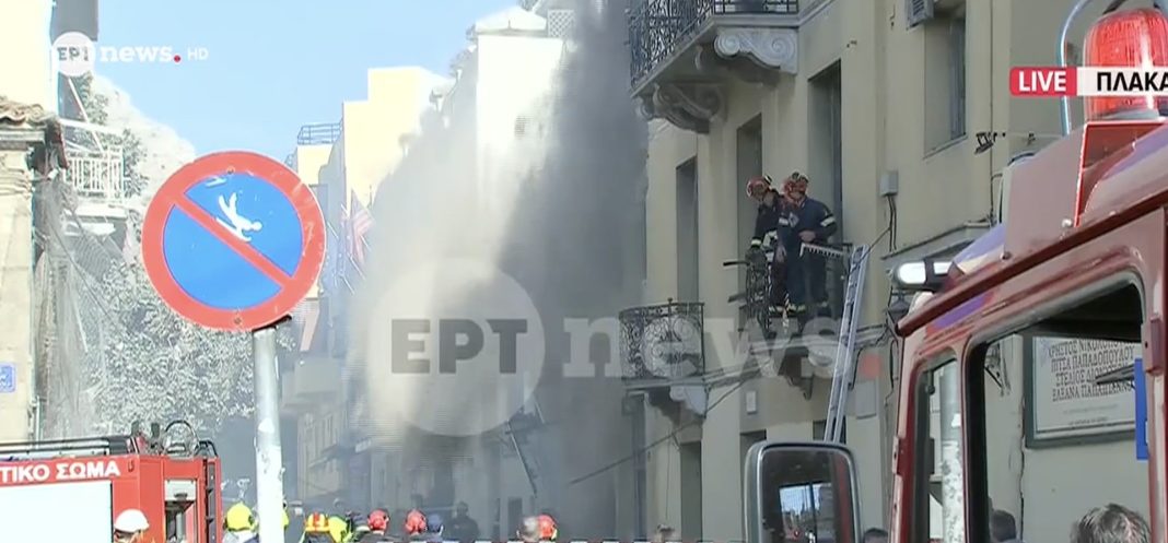 Έκρηξη στην Πλάκα: Κατάρρευση τμήματος του κτιρίου ενώ επιχειρούσε η Πυροσβεστική (βίντεο)