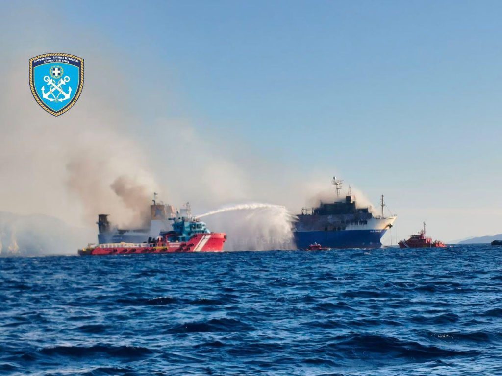BLUE CARRIER 2: Συνεχίζεται η κατάσβεση – Σε υπήνεμο σημείο νοτιοδυτικά της Τήνου το πλοίο