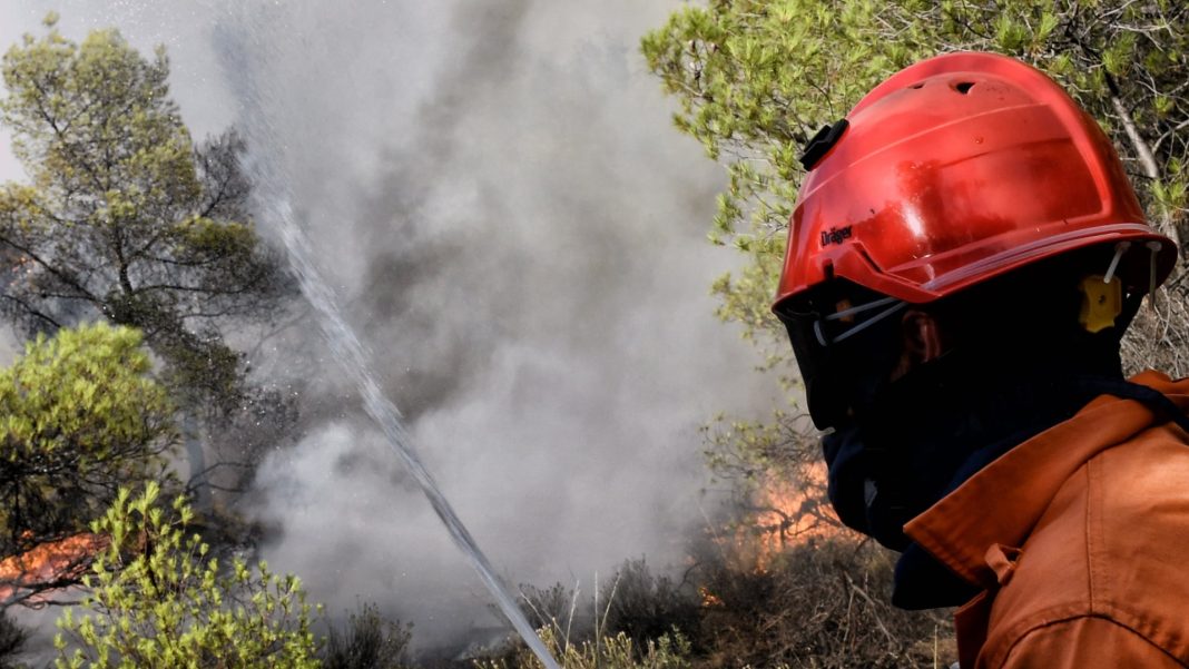 Οριοθετήθηκε η φωτιά στη Σαλαμίνα