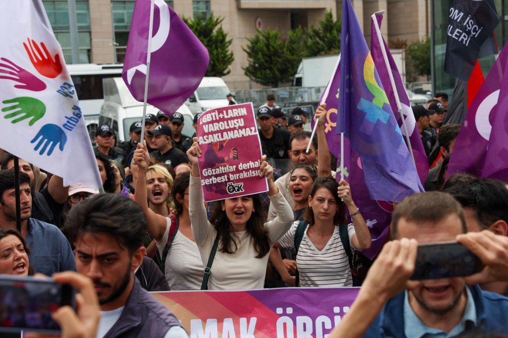 Τουρκία: Τουλάχιστον 150 νέες συλλήψεις κατά τη διάρκεια διαδήλωσης για τις διώξεις κατά ατόμων της ΛΟΑΤΚΙ+ κοινότητας