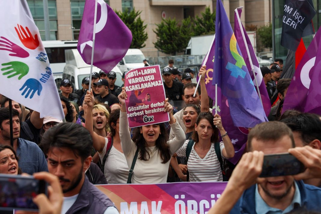 Τουρκία: Τουλάχιστον 150 νέες συλλήψεις κατά τη διάρκεια διαδήλωσης για τις διώξεις κατά ατόμων της ΛΟΑΤΚΙ+ κοινότητας