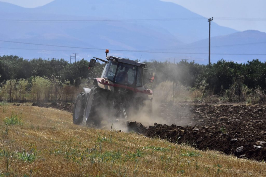 60χρονος καταπλακώθηκε από τρακτέρ