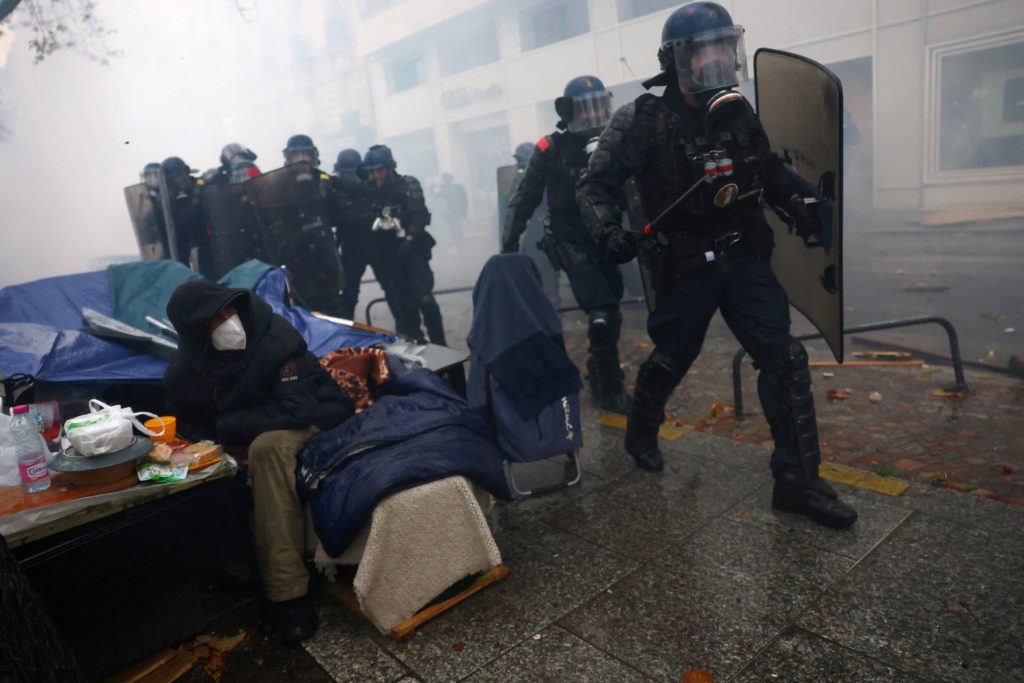 Ένταση και δακρυγόνα μετά τις διαδηλώσεις στο Παρίσι και άλλες γαλλικές πόλεις – Συγκρούσεις αστυνομικών με διαδηλωτές και στις Βρυξέλλες