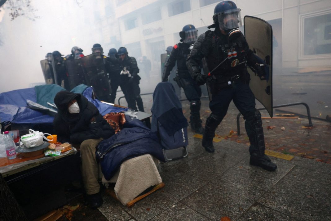 Ένταση και δακρυγόνα μετά τις διαδηλώσεις στο Παρίσι και άλλες γαλλικές πόλεις – Συγκρούσεις αστυνομικών με διαδηλωτές και στις Βρυξέλλες