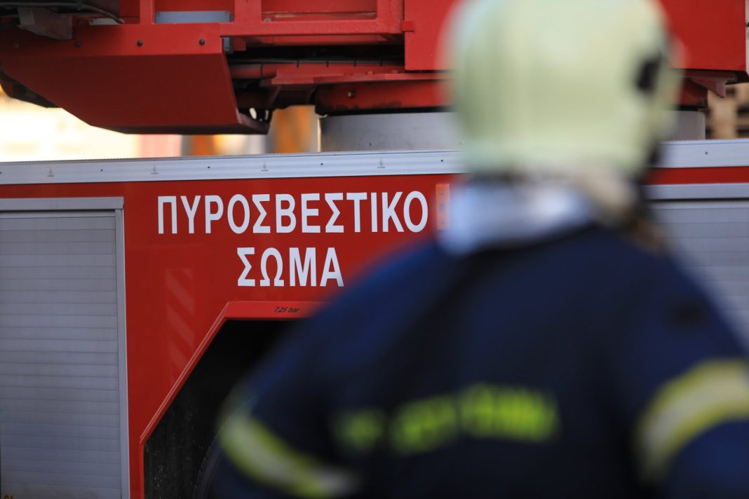 Σαλαμίνα: Υπό έλεγχο φωτιά που ξέσπασε σε διαμέρισμα – Απεγκλωβίστηκε ηλικιωμένη