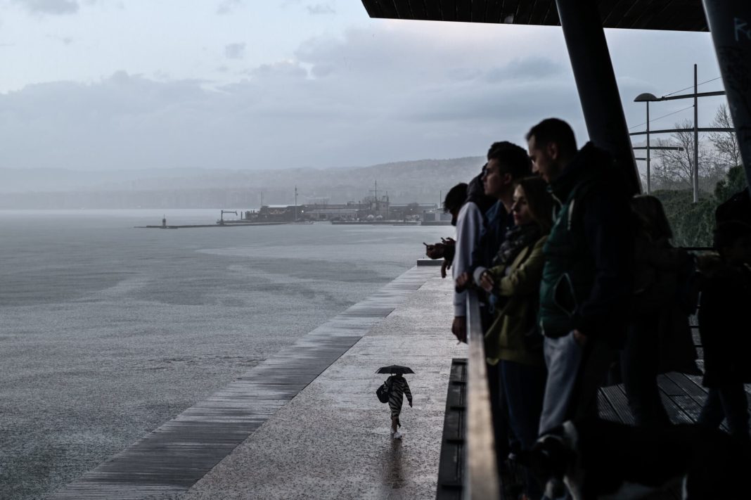 Καιρός: Επιμένει η κακοκαιρία σε Κρήτη και Δωδεκάνησα – Άνοδος της θερμοκρασίας στην ηπειρωτική Ελλάδα