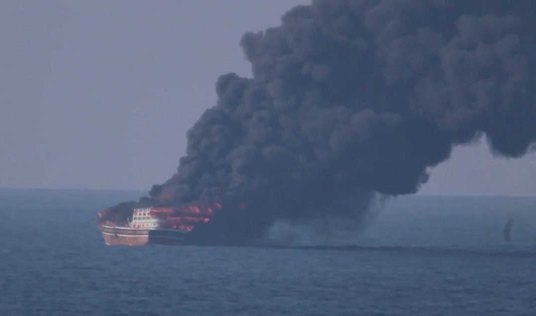 Πετρελαιοφόρο φλέγεται στα Στενά του Ορμούζ – Ιράν: Παραβίαζε τους κανόνες