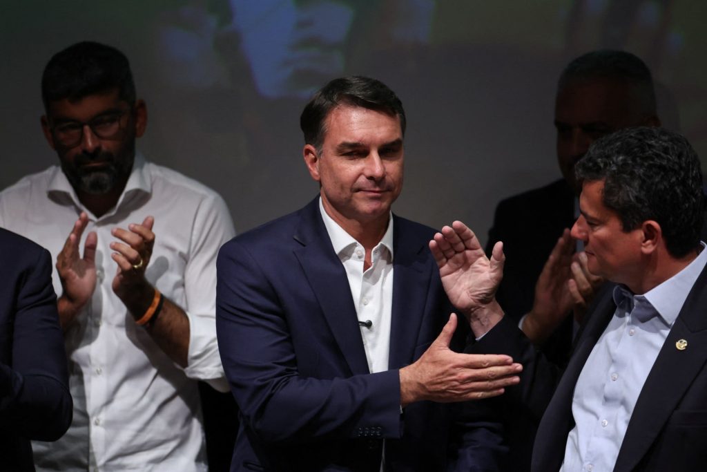 Ο Φλάβιο Μπολσονάρου καταγγέλλει ότι δικαστήριο τού απαγόρευσε να φύγει από τη Βραζιλία