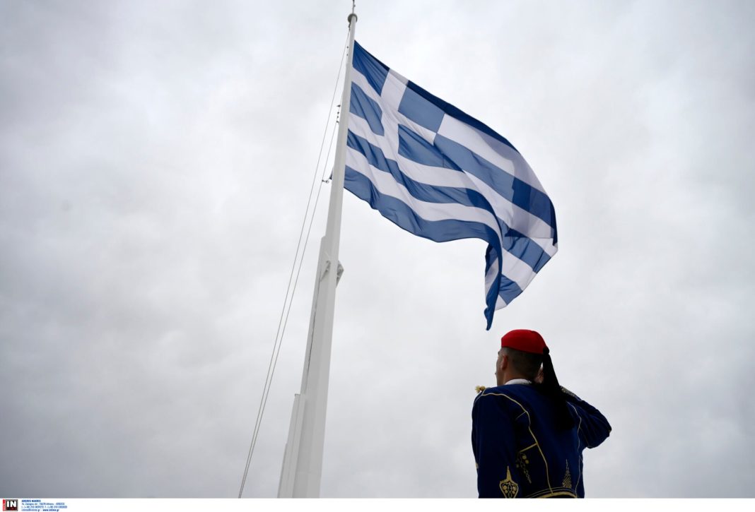 28η Οκτωβρίου: Η έπαρση της σημαίας στην Ακρόπολη και οι 21 κανονιοβολισμοί στον Λευκό Πύργο