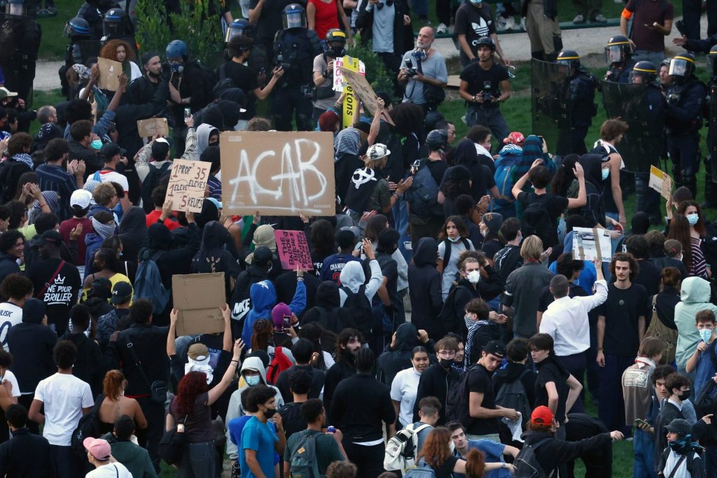 Η Γαλλία θα προσλάβει 3.000 αναπληρωτές εκπαιδευτικούς μετά τις μαθητικές κινητοποιήσεις