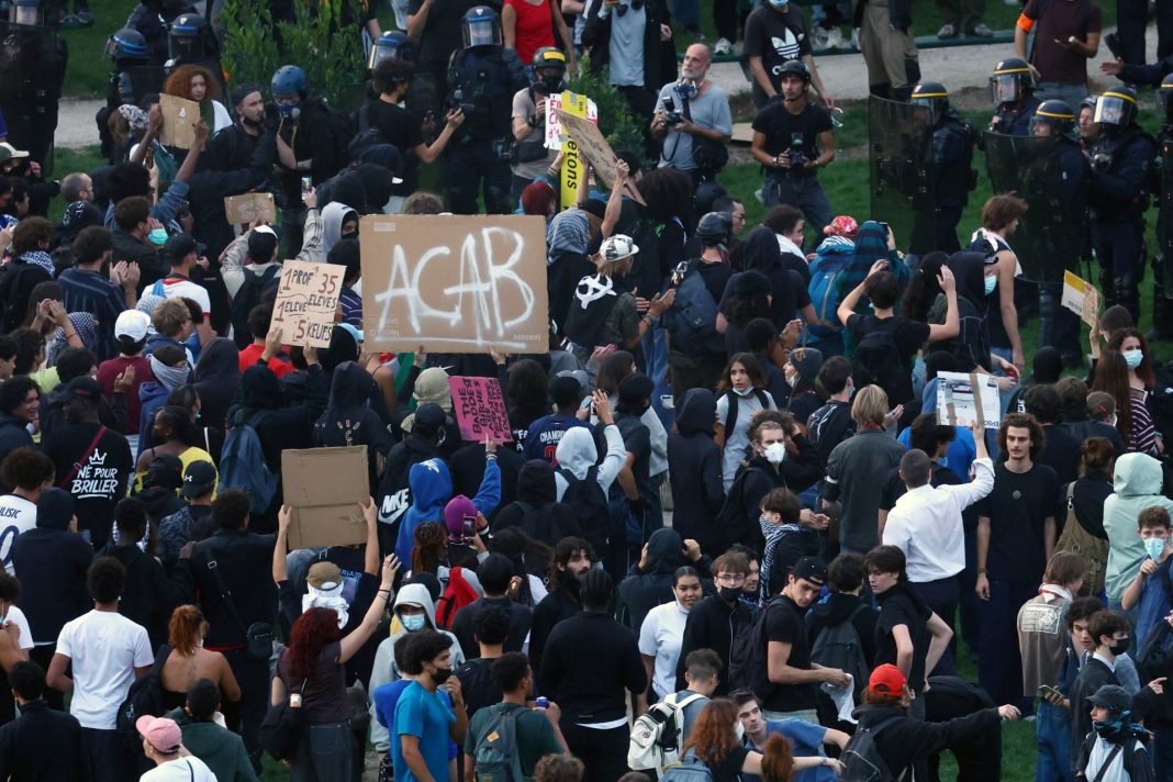Η Γαλλία θα προσλάβει 3.000 αναπληρωτές εκπαιδευτικούς μετά τις μαθητικές κινητοποιήσεις