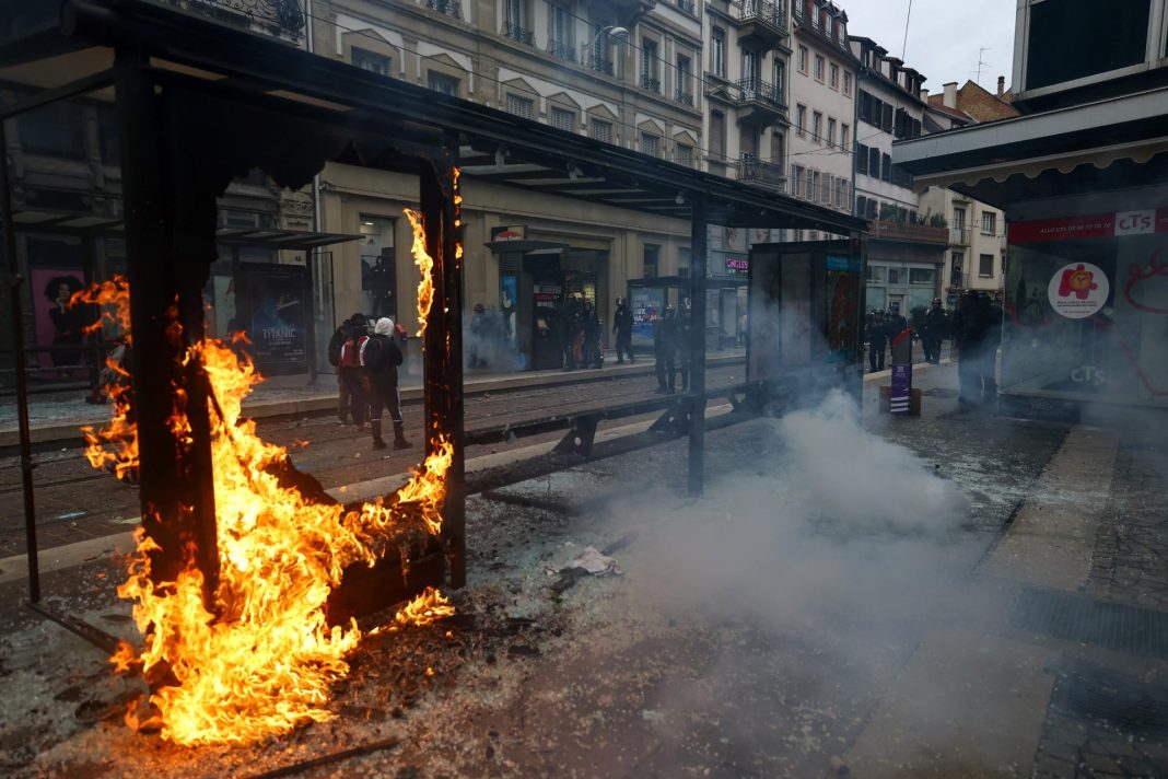 Έκρηξη οργής στη Γαλλία για σχολεία και κόστος ζωής: Κτίρια στις φλόγες, συγκρούσεις και εκατοντάδες συλλήψεις