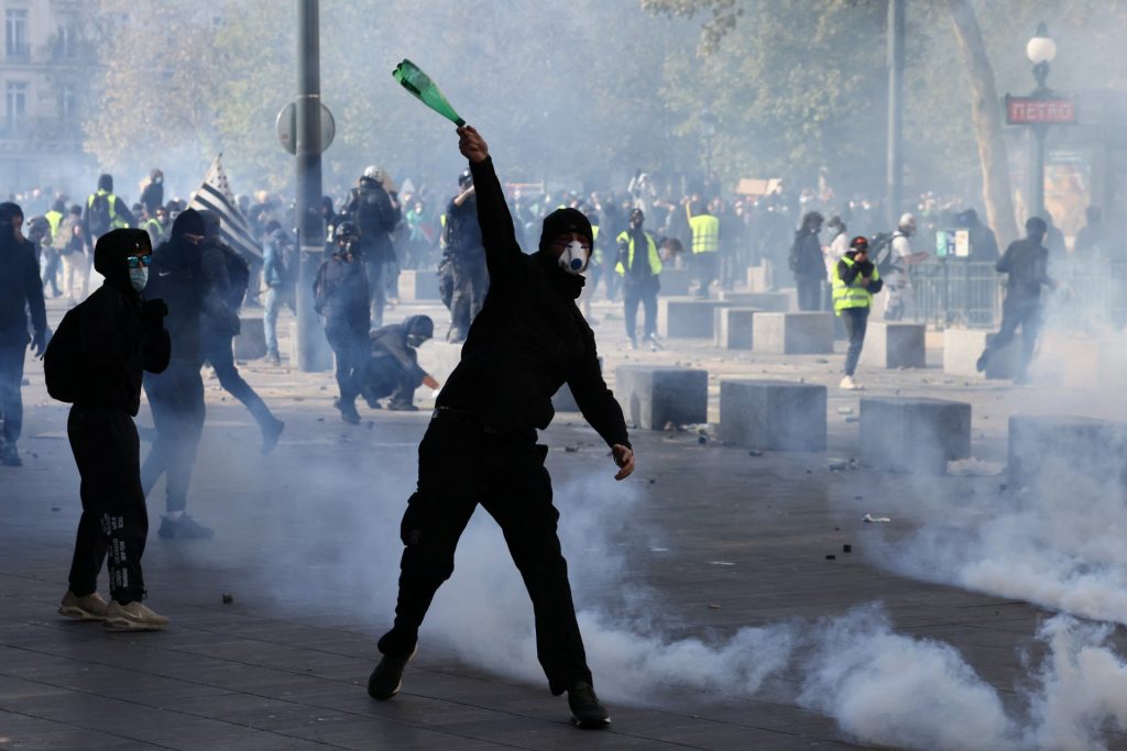 Γιατί φλέγεται η Γαλλία – Πώς ξεχείλισε η οργή για τον Μακρόν