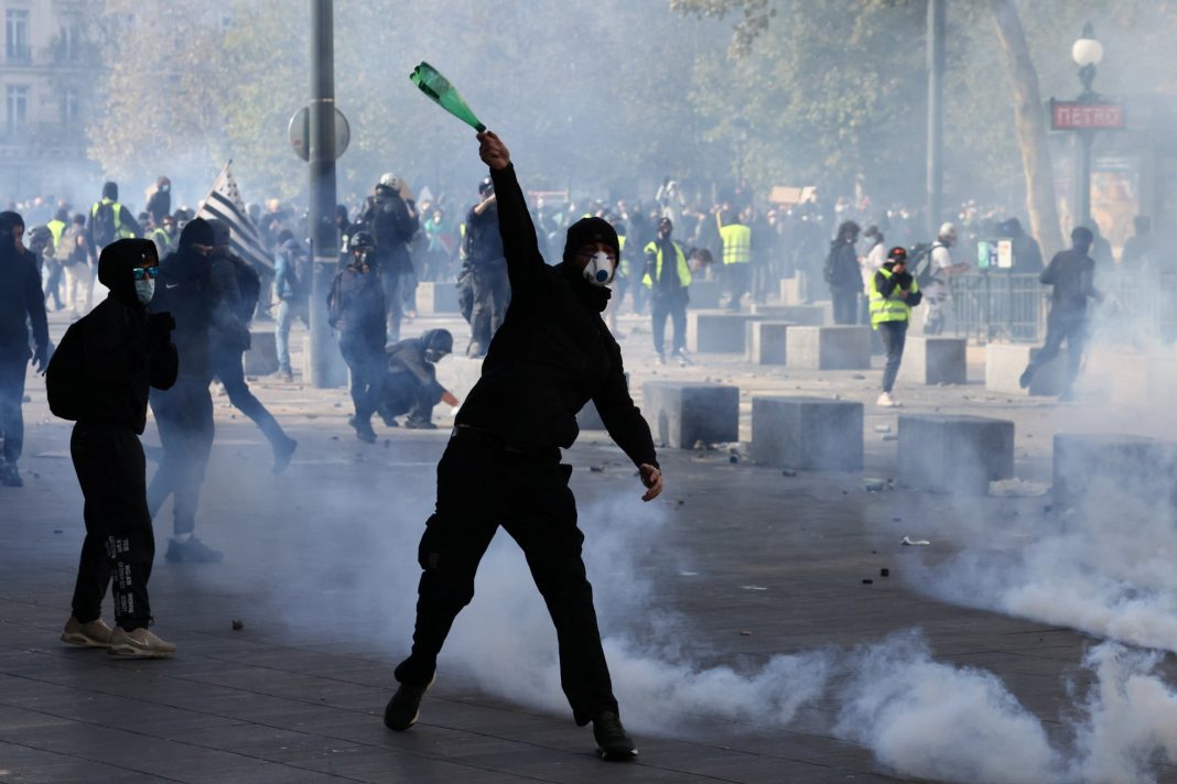 Γιατί φλέγεται η Γαλλία – Πώς ξεχείλισε η οργή για τον Μακρόν