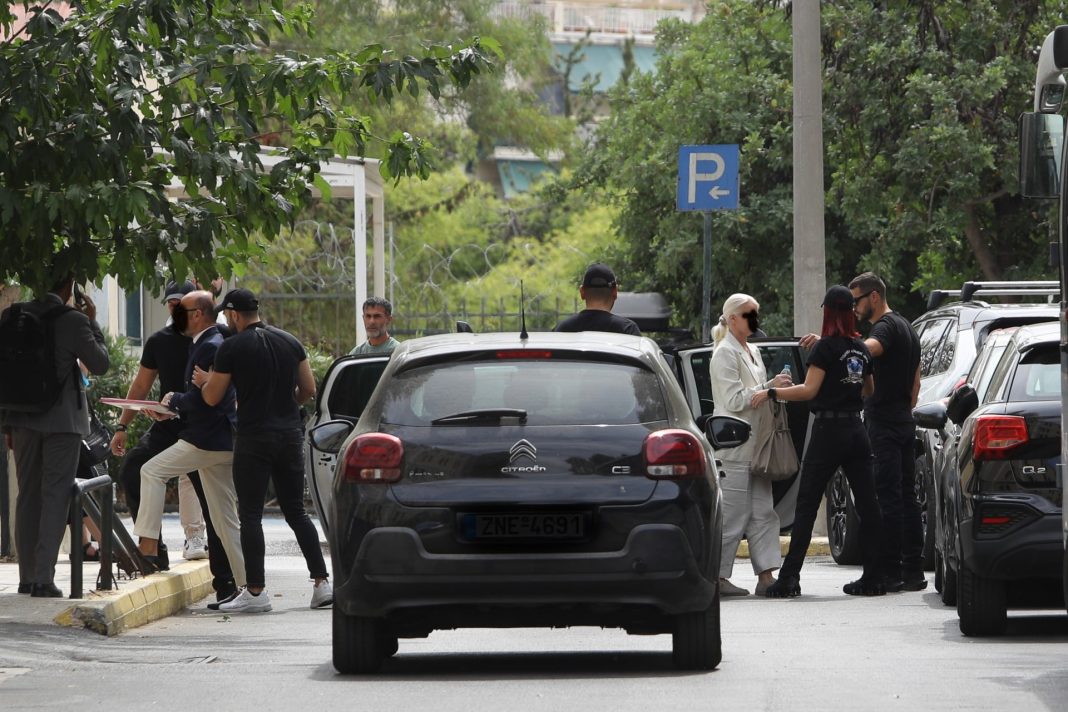Υπόθεση Μαζωνάκη: Έρευνα για ποσό «αρκετών εκατομμυρίων ευρώ» σε ευρωπαϊκή τράπεζα που φέρονται να συνδέονται με τους γιατρούς της Καρνεάδου