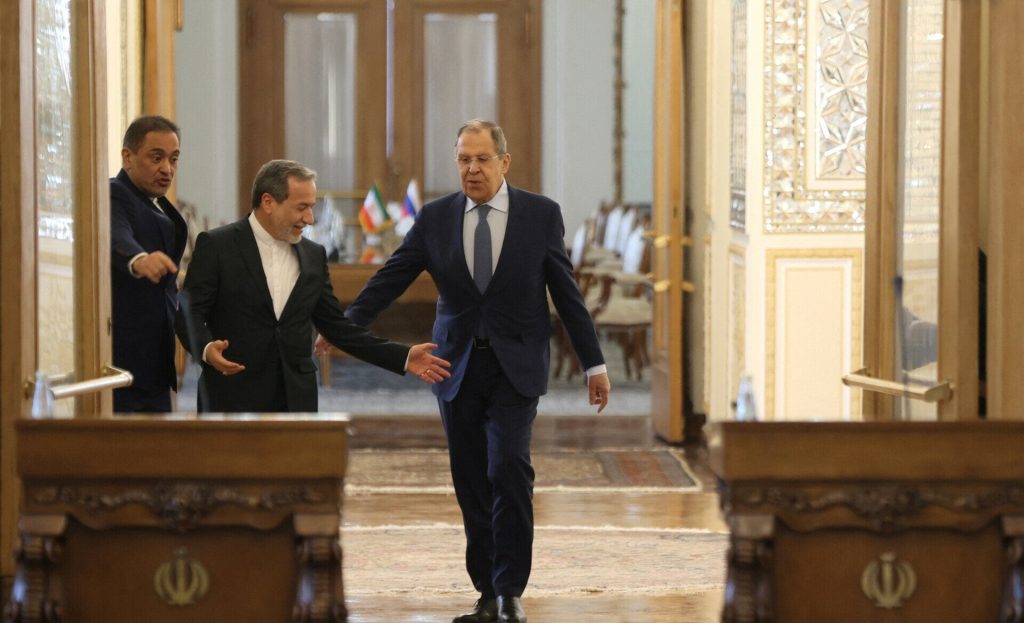 Στο Ιράν σήμερα ο Λαβρόφ – Η Ρωσία διεκδικεί μεσολαβητικό ρόλο στην επίλυση της σύγκρουσης