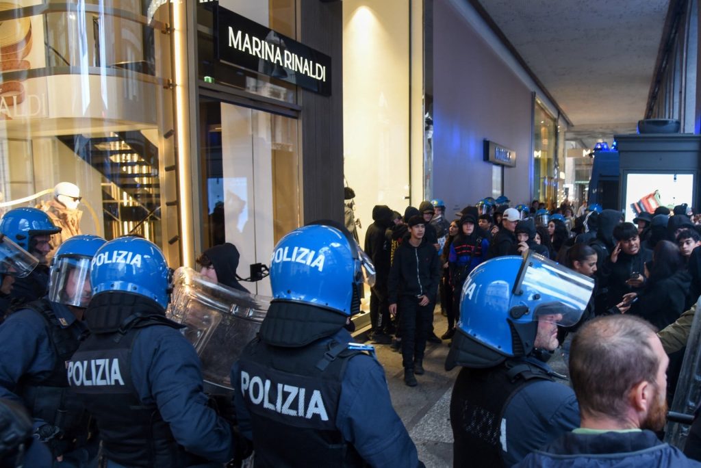 Επεισόδια στην Ιταλία: 160 προσαγωγές στο Μιλάνο, το 80% είναι ανήλικοι