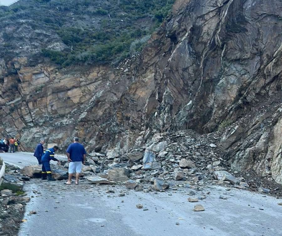 Κάρπαθος: Κατολισθήσεις λόγω της έντονης βροχόπτωσης – Κλειστός ο δρόμος από Σπόα προς Όλυμπο