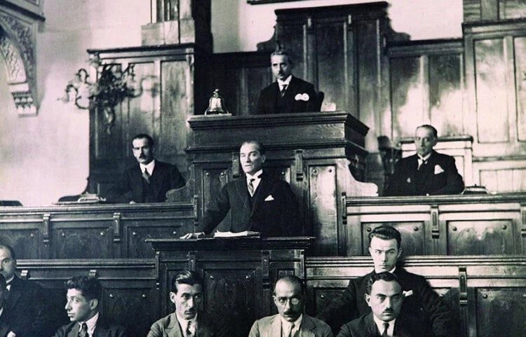 Μουσταφά Κεμάλ και «Νουτούκ»: Οι 36 ώρες που διαμόρφωσαν την επίσημη ιστορία της Τουρκίας – Και οι γενοκτονίες στο περιθώριο