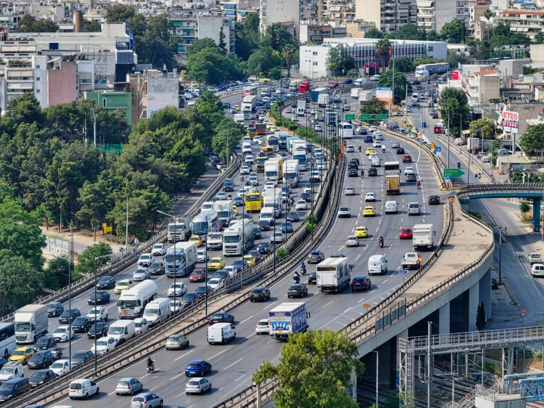 Κηφισός: Καραμπόλα πέντε οχημάτων – Μποτιλιάρισμα στο ρεύμα προς Λαμία