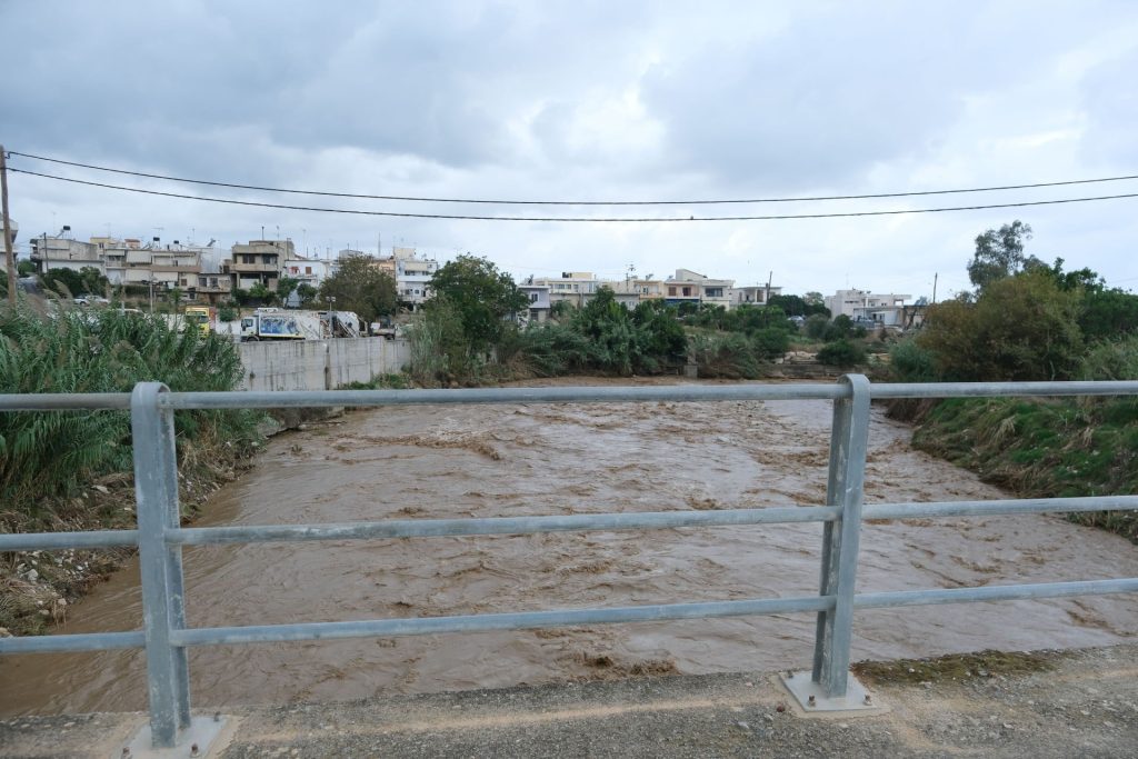 Σφοδρό χτύπημα της κακοκαιρίας στην Ιεράπετρα: «Τέτοιες ποσότητες νερού δεν έχουμε ξαναδεί» – 20 επιχειρήσεις απεγκλωβισμού ατόμων