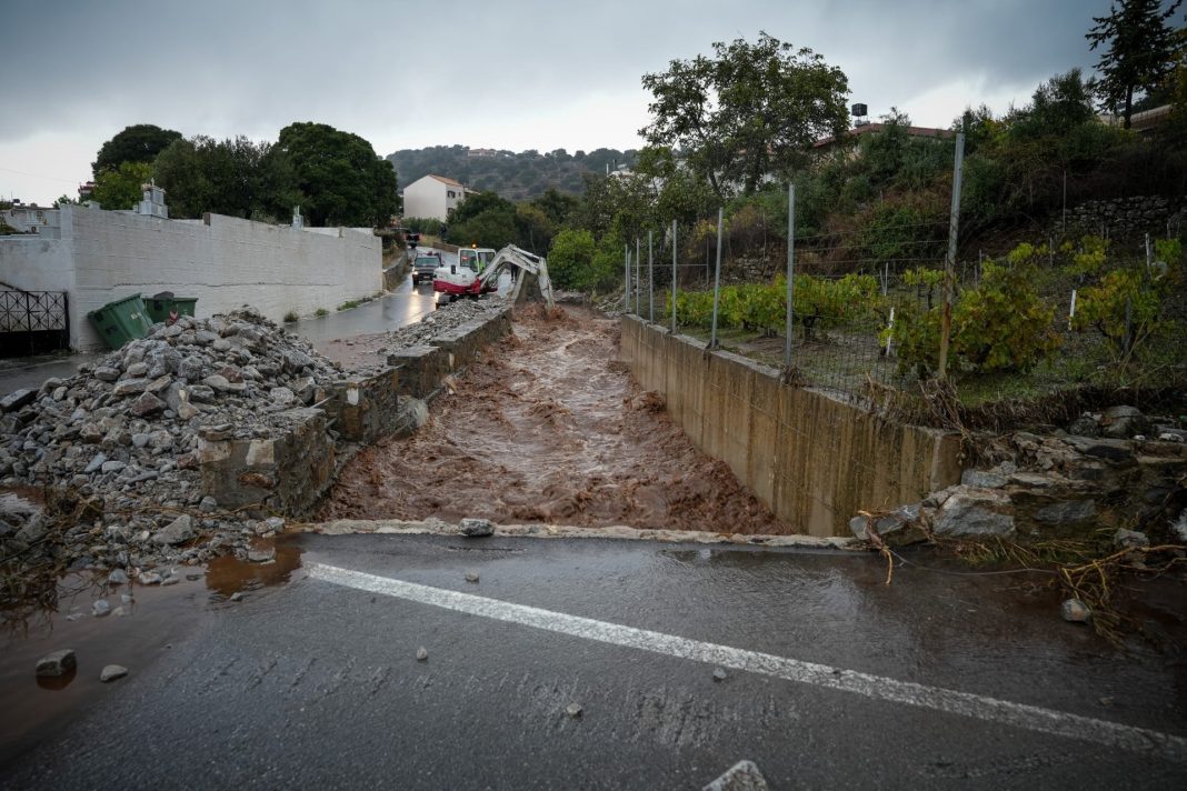 Ιεράπετρα: Απεγκλωβίστηκαν τέσσερα άτομα που είχαν αποκλειστεί λόγω πλημμυρικών φαινομένων