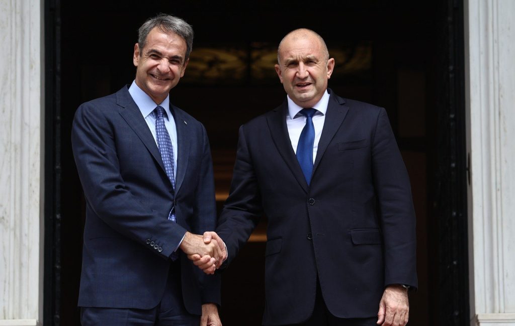 Ελλάδα – Βουλγαρία: Ιστορική συμφωνία για ανταλλαγή κειμηλίων και λειψάνων – Παρουσία Μητσοτάκη και Ράντεφ οι υπογραφές