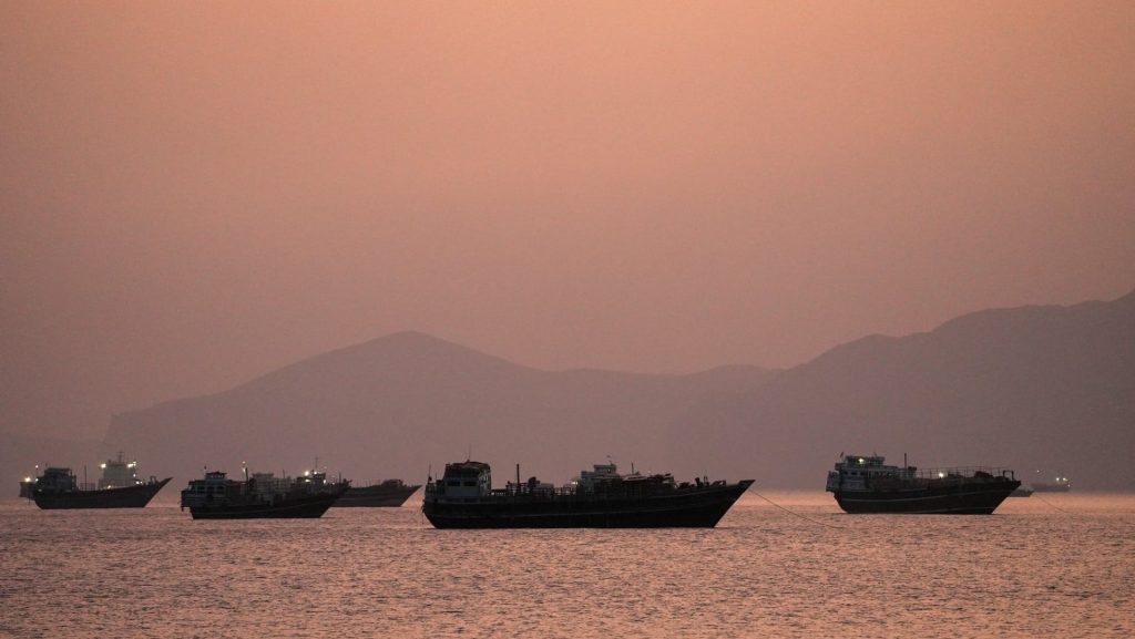 Διπλό χτύπημα σε δεξαμενόπλοια στο Ορμούζ και το Ομάν – 2 ναυτικοί αγνοούνται