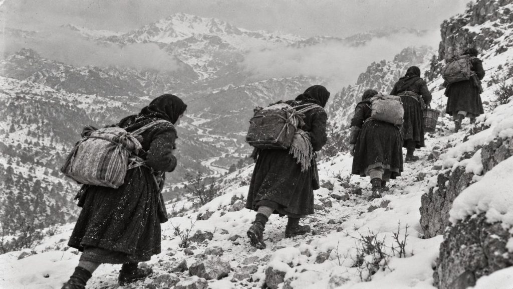 Στην πλάτη τους, το μέτωπο: Οι γυναίκες που ανέβασαν τον πόλεμο στην Πίνδο