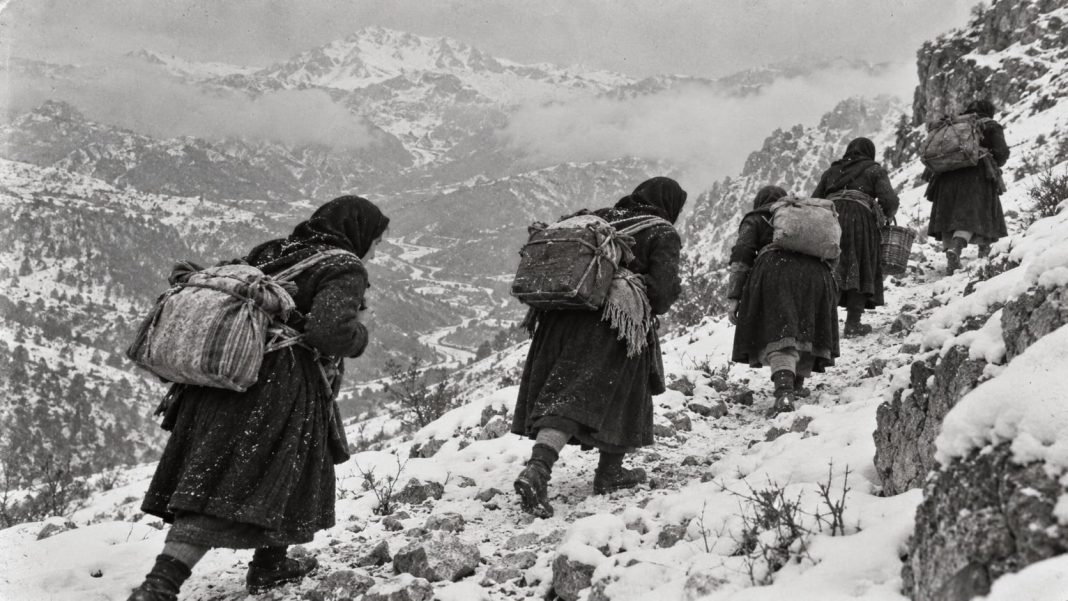 Στην πλάτη τους, το μέτωπο: Οι γυναίκες που ανέβασαν τον πόλεμο στην Πίνδο