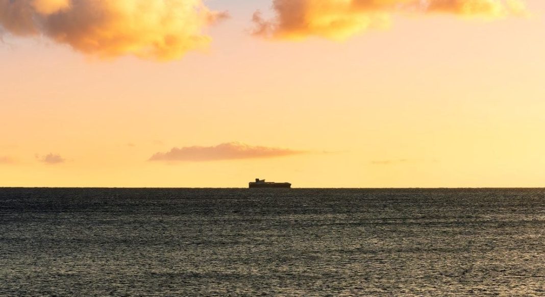 Ένα τάνκερ σε 2 σημεία ταυτόχρονα: Το νέο κόλπο του ρωσικού σκιώδους στόλου