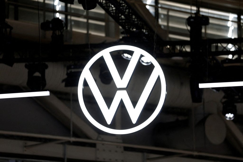 Οι εργαζόμενοι της Volkswagen απειλούν με απεργίες από Ιανουάριο – Αντιδρούν για το «πάγωμα» μισθών έως το 2030