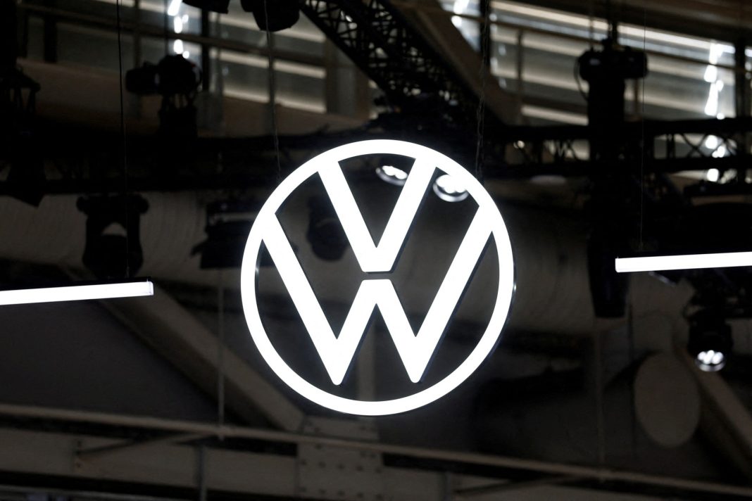 Οι εργαζόμενοι της Volkswagen απειλούν με απεργίες από Ιανουάριο – Αντιδρούν για το «πάγωμα» μισθών έως το 2030